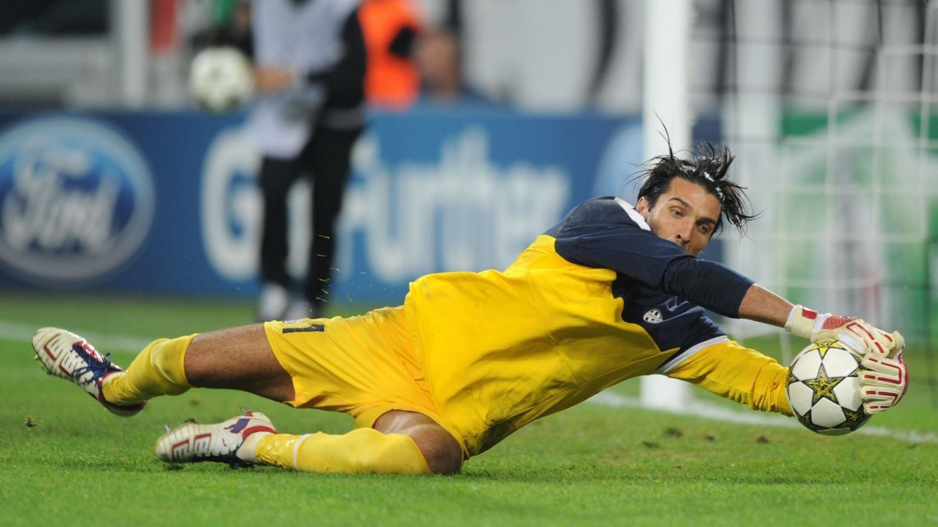 kaiyun登录-红色风暴，曼联开场5分钟连入两球，维尼修斯防线如纸糊，曼联开场5分钟连入两球，红色风暴撕碎维尼修斯防线